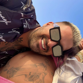 Pár se pochlubil fotkou bříška se slovy: "Haló, kdo tam?"