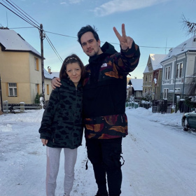 Influencer Fayne zveřejnil fotku s Adélou a přidal popisek: "Hvězdy TikToku!"