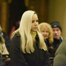 Jana Fabiánová na posledním rozloučení s Naďou Urbánkovou.