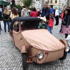Na karlovarském filmovém festivalu se opět uskutečnil již tradiční Běh výčepních, který se koná  jako vzpomínka na snímek Vrchní, prchni!