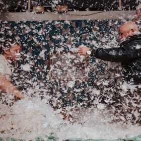 Komedie Hádkovi pojednává o rozhádané rodině. Tvůrci hledali námět tak trochu i ve svých životech. 