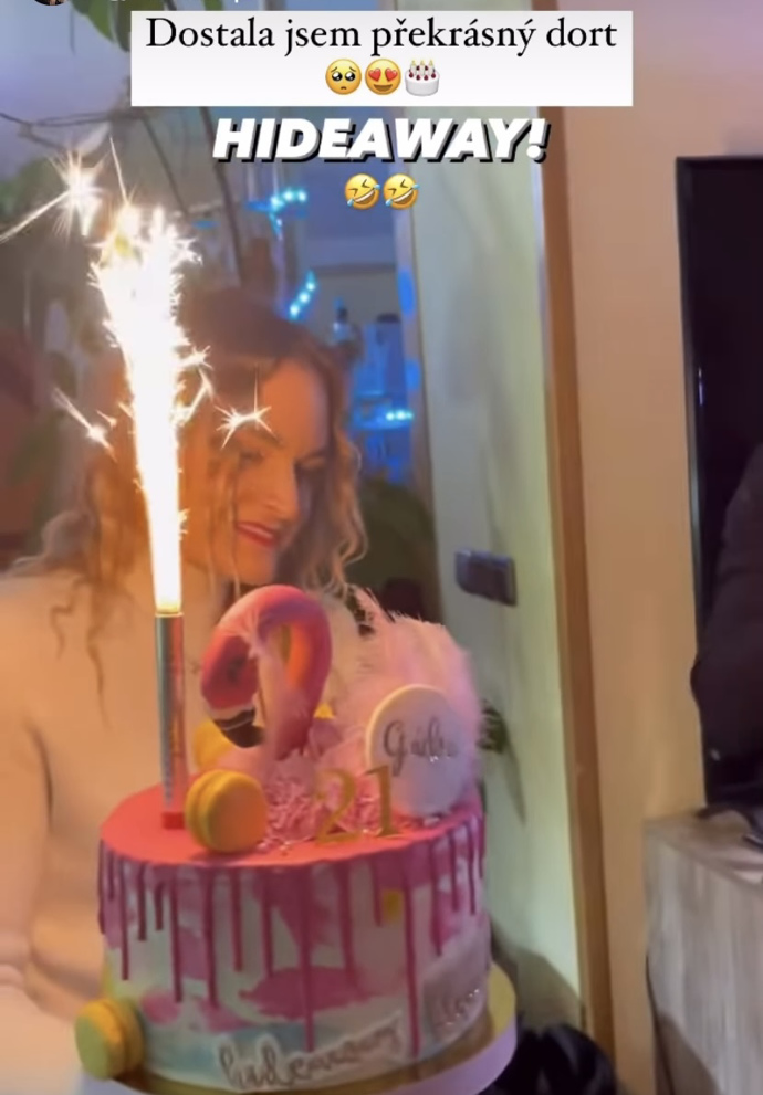 FOTO: Gabriela oslavila jednadvacáté narozeniny! Dortem si zavzpomínali na Love Island. – stránka 75