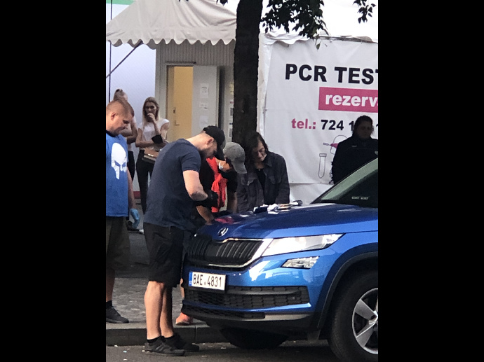 FOTO: Katka Bradáčová má oplétačky s policí. – stránka 30