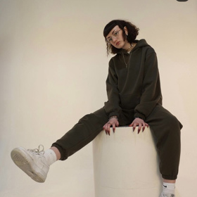 Simona Tvardek vystupuje jako "Yngsiimonii."