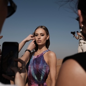 Plné ruce práce mají i kadeřníci nebo vizážisté. I oni si zkusí práci v netradičním prostředí. 