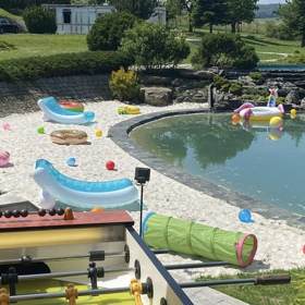 Pro návštěvníky bude k dispozici venkovní i vnitřní bazén, ale také několik stánků s občerstvením nebo bary. 