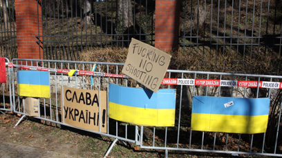 FOTO: Lidé dávají vzkazy před ruskou ambasádu v Praze.