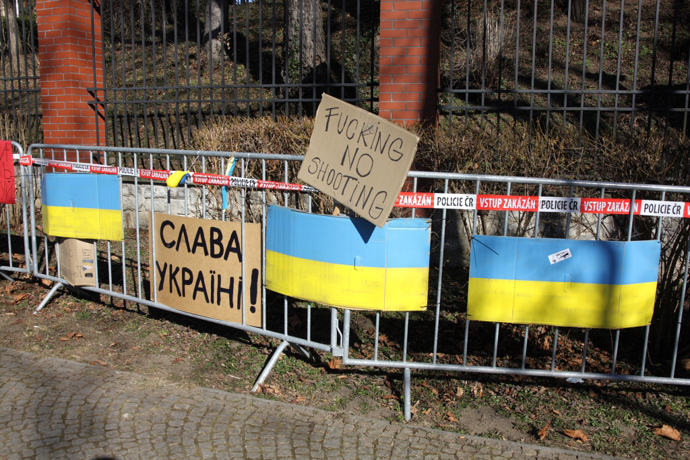 FOTO: Lidé dávají vzkazy před ruskou ambasádu v Praze. – stránka 1368