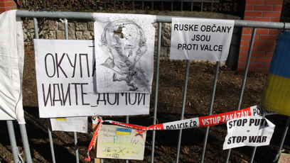 FOTO: Lidé dávají vzkazy před ruskou ambasádu v Praze.