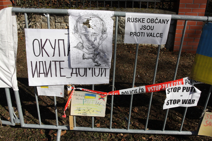 FOTO: Lidé dávají vzkazy před ruskou ambasádu v Praze. – stránka 1371