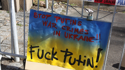 FOTO: Lidé dávají vzkazy před ruskou ambasádu v Praze. Řada z nich je věnovaná Putinovi.