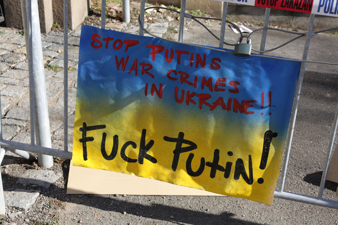 FOTO: Lidé dávají vzkazy před ruskou ambasádu v Praze. Řada z nich je věnovaná Putinovi. – stránka 1369