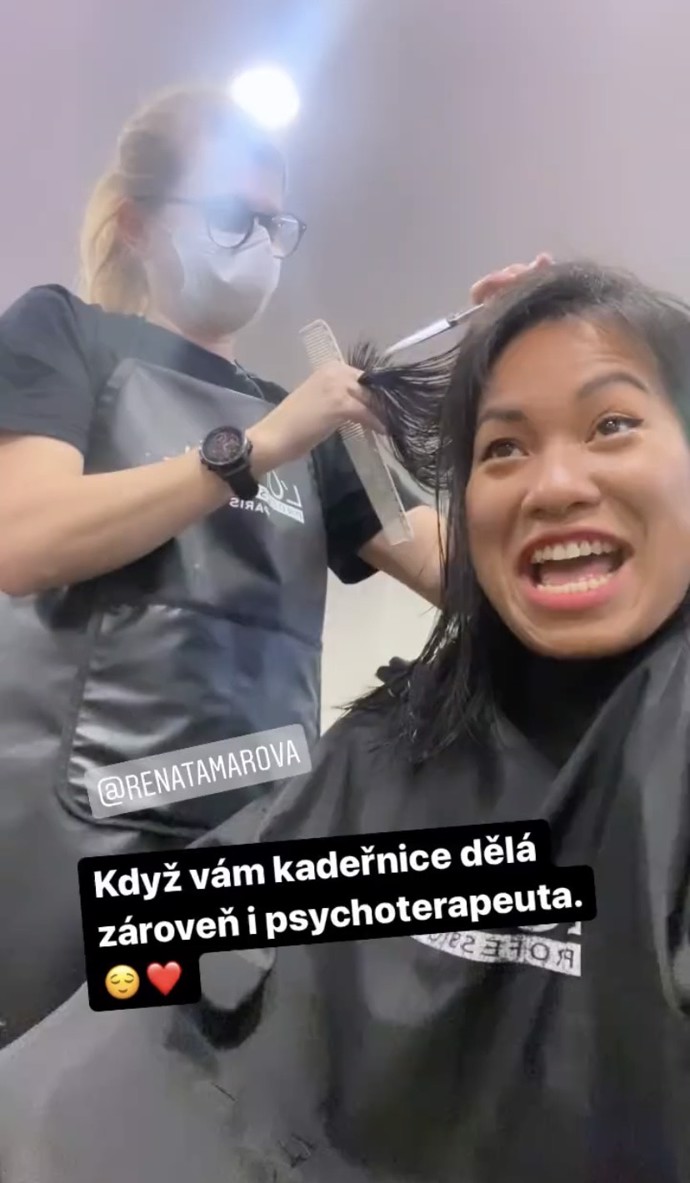 FOTO: Střihání vlasů je pro ženy často citlivou záležitostí. – stránka 225