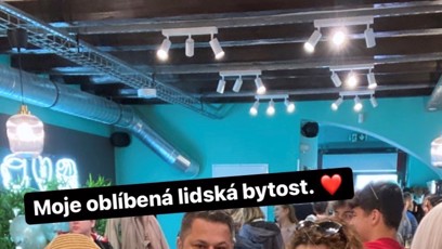 FOTO: Do společnosti vzala kamarádku Barbaru.