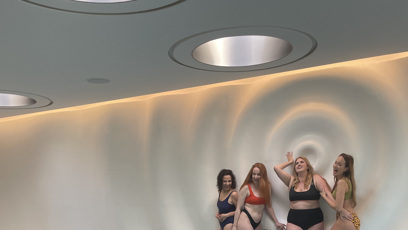 FOTO: Stačilo málo, aby Agáta spadla i se svým drahým foťákem do bazénu.