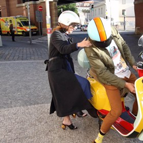 Odjezd připomínající scénku z filmu Prázdniny v Římě.