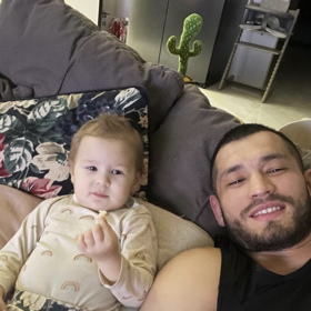 Makhmud si každou chvíli s malou Ruminkou náramně užívá. 