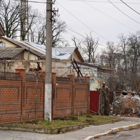 Všude jsou stále hromady trosek.