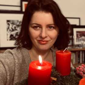 Jana Maláčová se u zapalování 1. svíce na věnci zvěčnila.