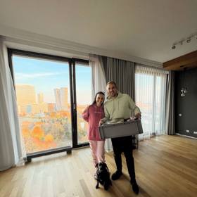 Jirka Král s půvabnou manželkou Karolínou.