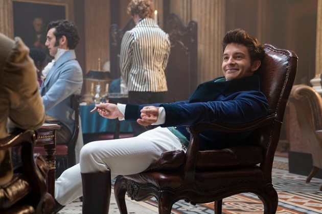 Jonathan Bailey jako Anthony v seriálu Bridgertonovi.