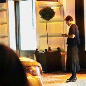 Chvíli jsme si mysleli, že má Haj pod sukní i punčocháče, ale byly to jenom vytažené ponožky. 