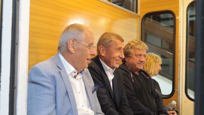 FOTO: Andrej Babiš se svezl lanovkou. Tady byl ještě usměvavý.