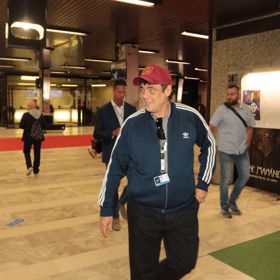 Benicio del Toro nechal hollywoodské manýry za branami Karlových Varů. Po párty vyrazil na procházku kolonádou, během které si užíval odborného výkladu a hlavně se podepisoval a fotil se všemi svými fanoušky. 