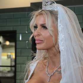 Lela měla ve vlasech korunku.