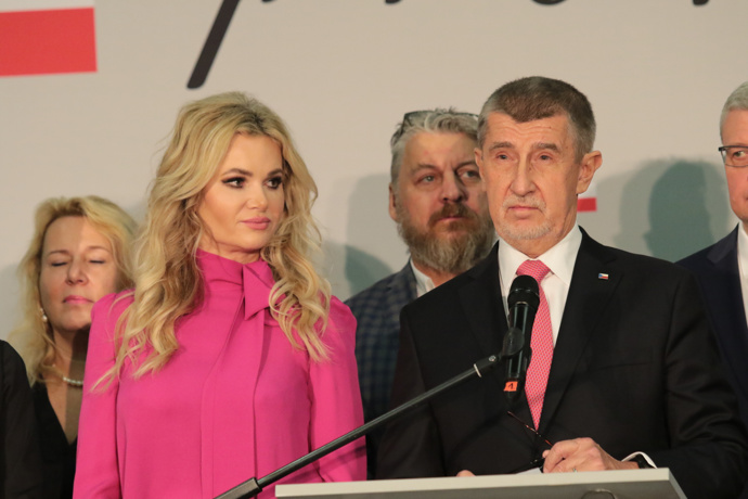 FOTO: Andrej Babiš během svého projevu. – stránka 231
