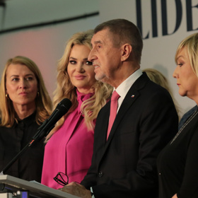 Tisková konference Andreje Babiše. Celý tým byl s ním na podium.