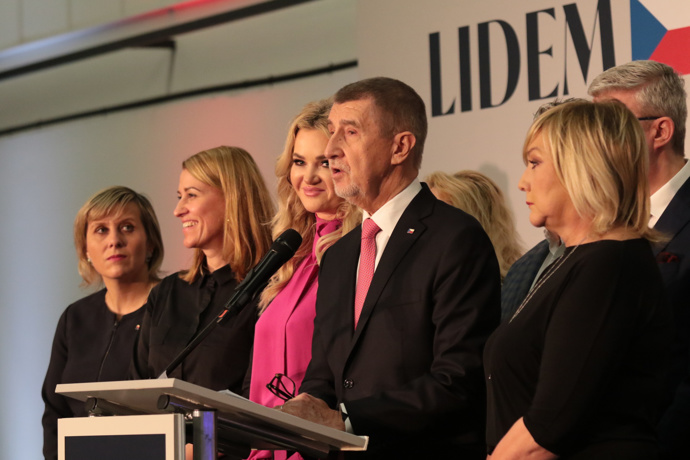 FOTO: Monika Babišová nešetřila úsměvy. – stránka 226