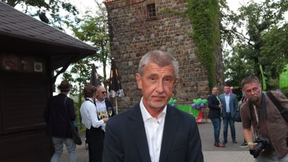 FOTO: Andrej Babiš na jednom z karlovarských večírků.