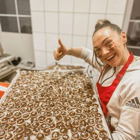 Někdy stojí i sedmnáct hodin na nohou.