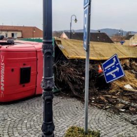Kamion se převrátil na náměstí.
