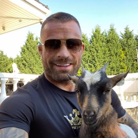 Ani kozy v jeho domě nechybějí. 