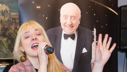 FOTO: Anička mu na akci zazpívala.