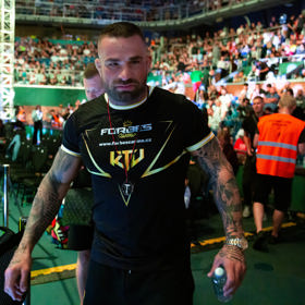 Karlos Vémola si ale stojí za tím, že dívku nezná. 