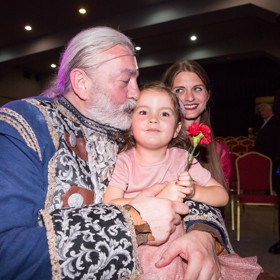 Hůlka s dcerkou na premiéře v Divadle Na Maninách.