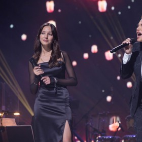 Charlotte Ella Gottová a Dara Rolins zazpívaly píseň Zvonky štěstí.