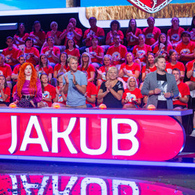 Pavla Tomicová se drží statečně.