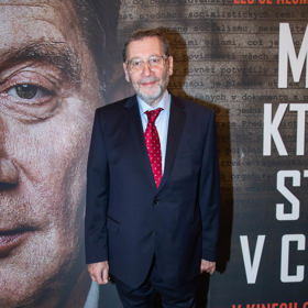 Herec Tomáš Töpfer daroval Macinkovi výtisk Rudého práva.