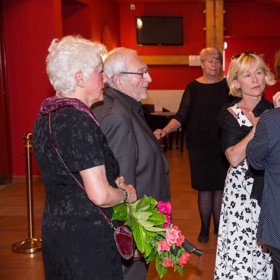 V světlých šatech Dana Batulková.