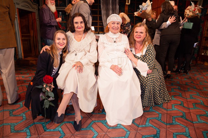 FOTO: Iva Janžurová a Eva Holubová s dcerami. – stránka 137