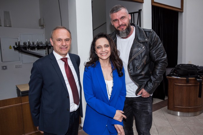 FOTO: Lucie Bílá s bratrem a partnerem Radkem Filipim. – stránka 381