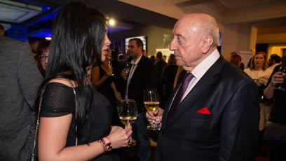 FOTO: Felix Slováček se dal do řeči i s další ženou, mladou brunetkou.