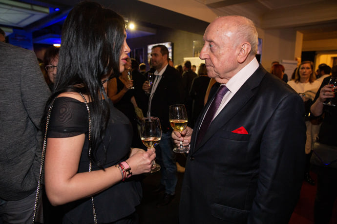 FOTO: Felix Slováček se dal do řeči i s další ženou, mladou brunetkou. – stránka 871