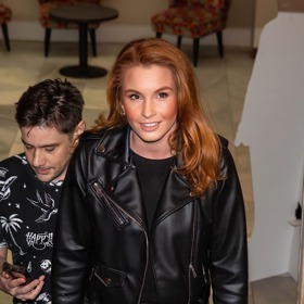 Denisa použila velmi silnou vrstvu make upu. 