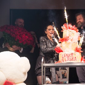 Cukrář Josef Maršálek pro Lucii osobně upekl třípatrový dort. 