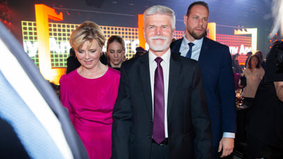 FOTO: Prezidentský pár se po celou dobu držel za ruce. Silné a jasné gesto lásky.